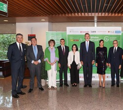 Sus Majestades los Reyes acompañados de los patrocinadores